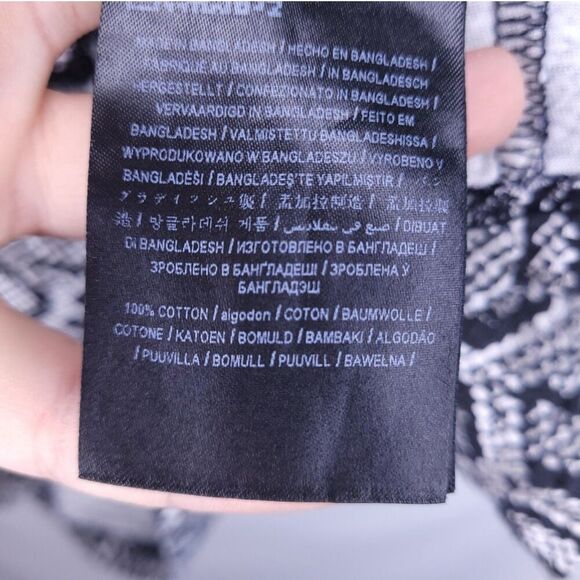 Guess Women’s Size Large Snake Print Skull Tee Top Black and Gray Sequin Rock - Picture 8 of 8